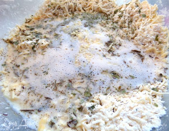 Перемешиваем и смотрим, нужна ли еще мука,чтобы получилось тесто как на оладьи.