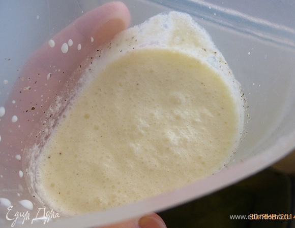 Готовим заливку. В блендере взбиваем молоко, яйцо и 50 грамм сыра камамбер.