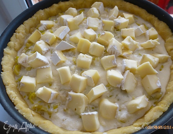 На лук выливаем заливку. Оставшиеся 150 грамм сыра камамбер режем на небольшие кубики и выкладываем сверху.