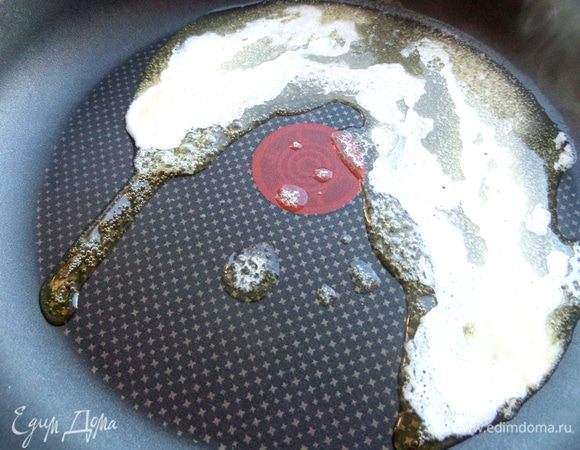 Для этого непригораемую сковороду ( моя 26 см в диаметре) нагреть и растопить в ней сливочное масло.