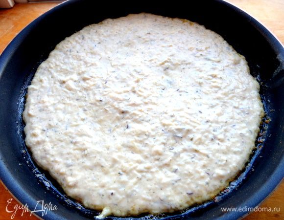 Выливаем все тесто на масло и разравниваем ложкой.