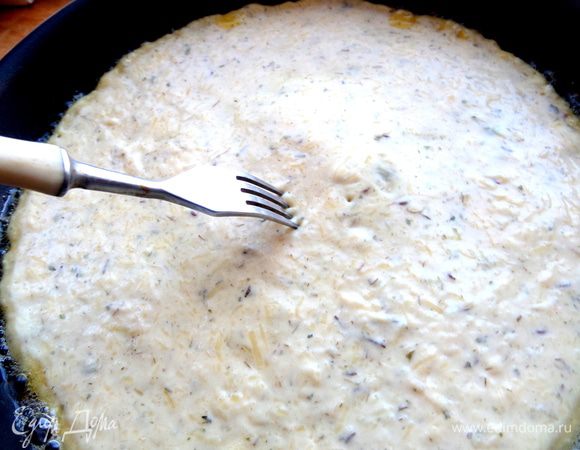 Лепешка может подниматься в центре, поэтому я наколола её вилкой. Жарим на среднем огне.