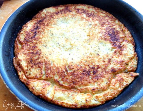 Аккуратно переворачиваем и жарим с другой стороны...Моя лепешка довольно тонкая, поэтому я не накрывала ее крышкой, она и так прожарилась!