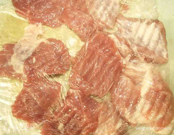 Свинину режем на кусочки и отбиваем. 