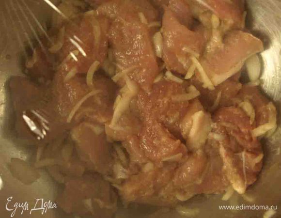 Складываем в миску, добавляем 2 ложки соевого соуса, две ложки уксуса , 2 щепотки соли ( если соевый соус не очень соленый), черный молотый перец —  2 щепотки или по вкусу. 1 луковицу режем полукольцами. Все перемешиваем и хорошо мнем руками, чтоб мясо и лук выделили сок. Накрываем пищевой пленкой и оставляем мариноваться 2 часа. 