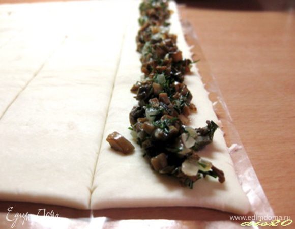 На каждой полоске равномерно по всей длине распределить всю начинку.