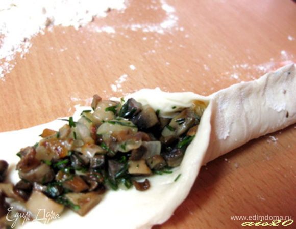 Защипнуть полоски (при необходимости пальцы обмакивать в муке, так лучше будет скрепляться тесто, и подтягивайте немного тесто пальцами, заправляя начинку внутрь), у нас получатся жгутики с начинкой.