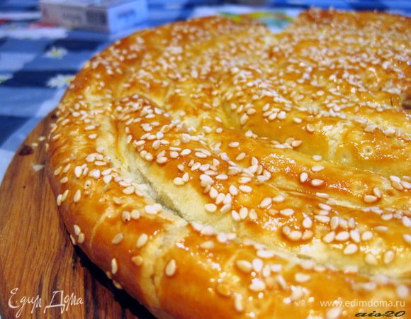 Пирог отправить в разогретую до 180-200оС духовку на 30-40 минут, выпекать до полной готовности теста и золотистой корочки.
Приятного аппетита!