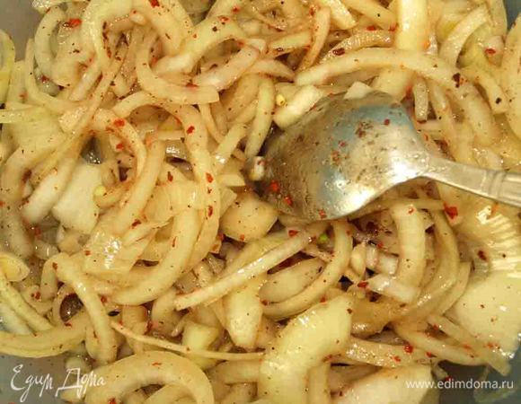 Через час маринования мяса можно заняться луком.  3 больших луковицы очищаем, режем полукольцами.  Отправляем в друшлаг и обдаем кипятком. Даем стечь воде. Складываем в миску и добавляем 2 ст. ложки уксуса, 2 ст. ложки соевого соуса, 1 ст. ложку оливкового масла, соль, перец по вкусу или по 2 щепотки. По щепотке сушеных помидоров и паприки. Перемешиваем и оставляем на 1 час мариноваться.