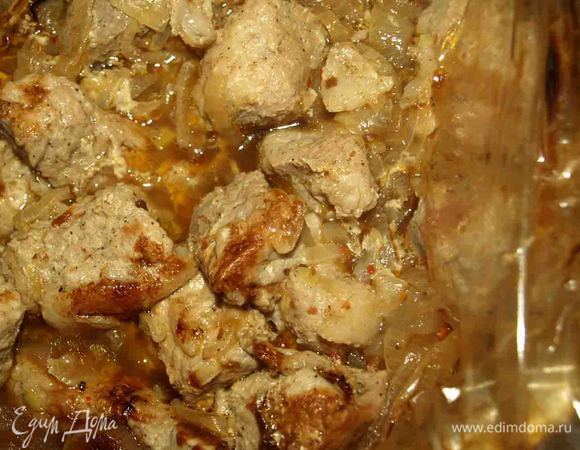 Я запекаю 1.15 минут. Потом достаю и разрезаю пакет и отправляю еще в духовку на минут 15. Мясо получается очень нежное. 