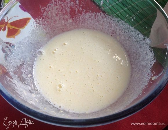 Взбить яйца с сахаром.