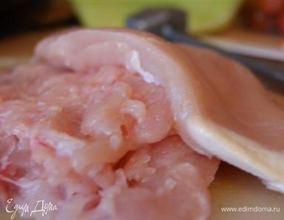 Куриную грудку порезать пополам, чтобы образовался кармашек. Слегка отбить посолить.