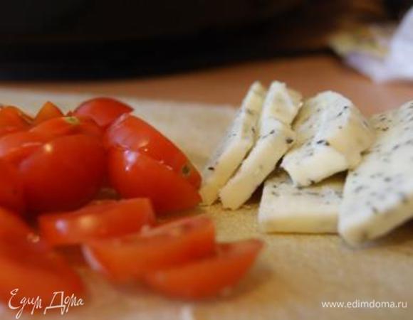 Подготовить моцареллу, помидорки. Порезать кусочками. Руколу вымыть, высушить.