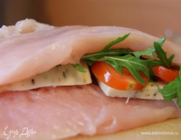 Куриное филе фаршируем моцареллой, помидорками, затем выкладываем руколу, закрываем кармашек. Закрепляем деревянными зубочистками.