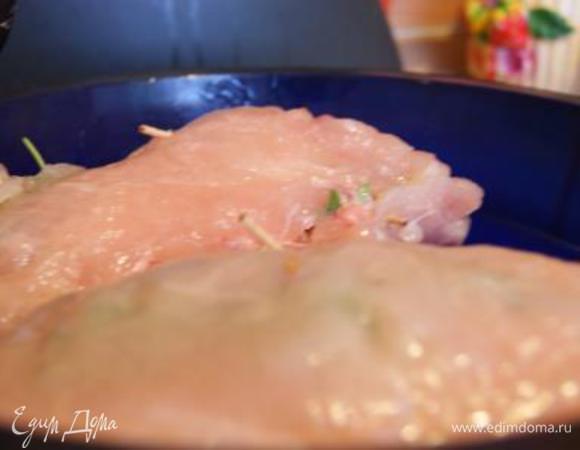 Выкладываем в форму, смазанную оливковым маслом. Отправляем в духовку на 25-30 минут при 180 гр.