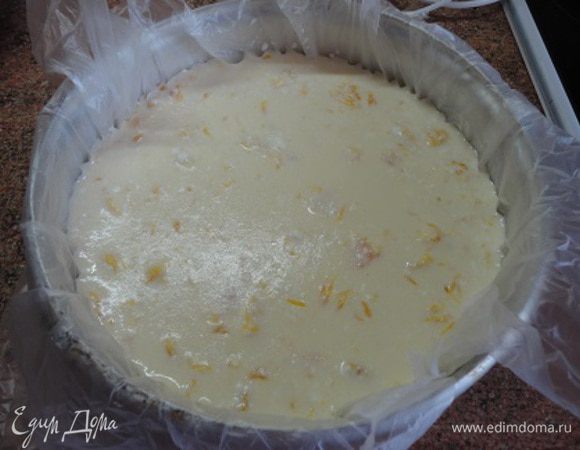 Разъемную форму выстлать пищевой пленкой или целлофаном, уложить на дно готовый бисквитный корж и вылить готовый крем.  Вынести на холод и дать затвердеть.