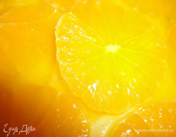 Другой апельсин очистить от кожицы и нарезать тонкими колечками. Выложить их на крем и залить оставшимся желатином.