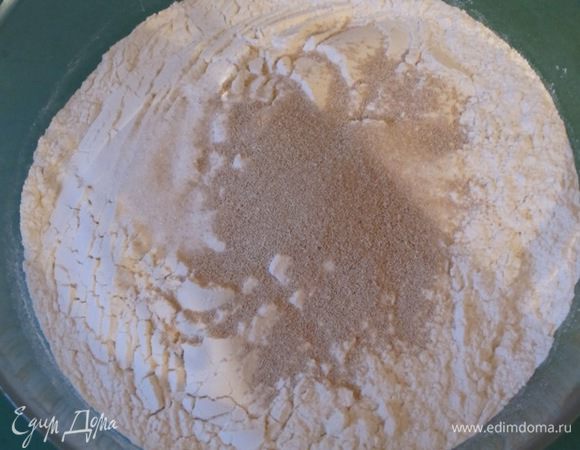 Сначала надо приготовить тесто. Просеять муку, добавить сахар, соль по вкусу, сухие дрожжи.