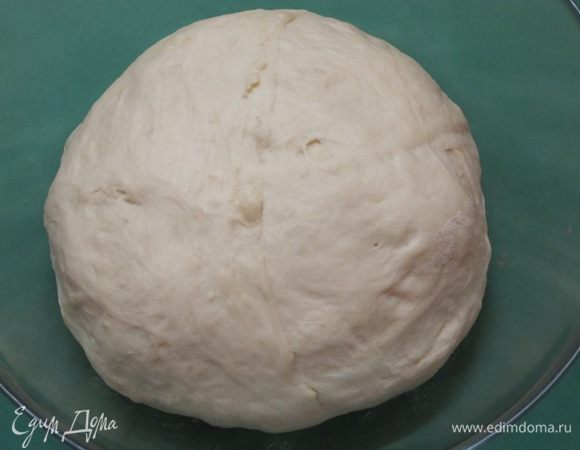 Слегка остудить масло. Теперь надо добавить его в тесто. Для этого налить в ладонь немного тёплого растопленного масла и тщательно втереть его в тесто. Вымешивать тесто 5 минут.