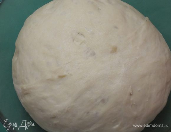 Накрыть тесто, поставить в тёплое место на 2 часа, обминая 2 раза.