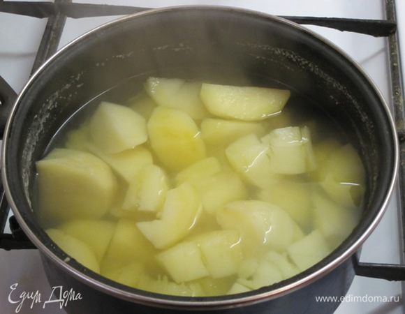 А сейчас самое время заняться начинкой. Будет 2 начинки: картофельная и грибная. Картофель вымыть, очистить, нарезать. Заложить в кипяток, посолить. Варить 20 минут.