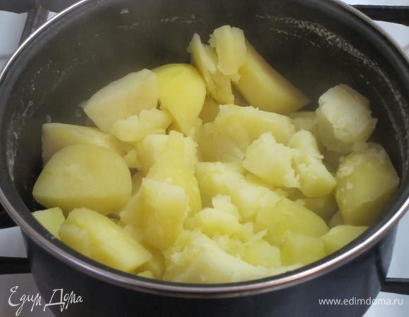 Воду, в которой варился картофель, слить. Картофель обсушить на огне.