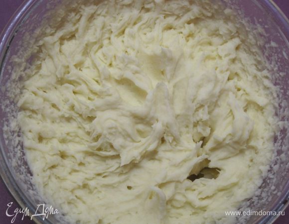 Влить 40 мл молока, может, и больше, добавить 1 столовую ложку сливочного масла, посолить. Хорошо перемешать. Я всегда взбиваю пюре миксером. Картофельная начинка готова.