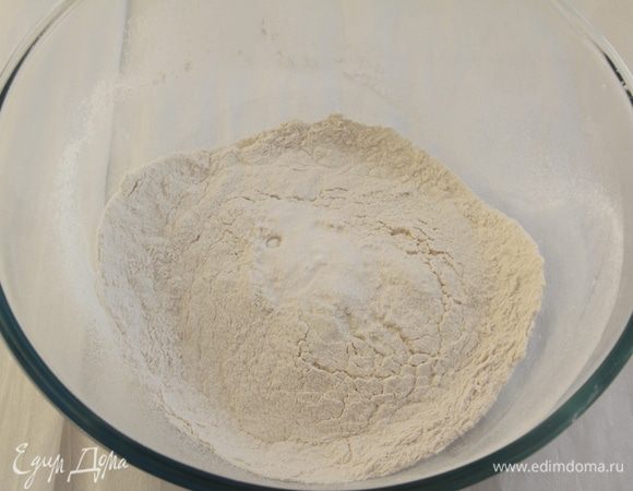 Муку просеять, добавить соду.