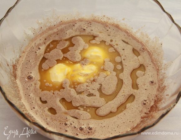 Добавить растопленный маргарин.