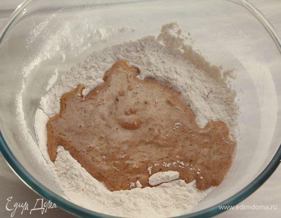 Соединить муку и яичную смесь, тщательно перемешать.