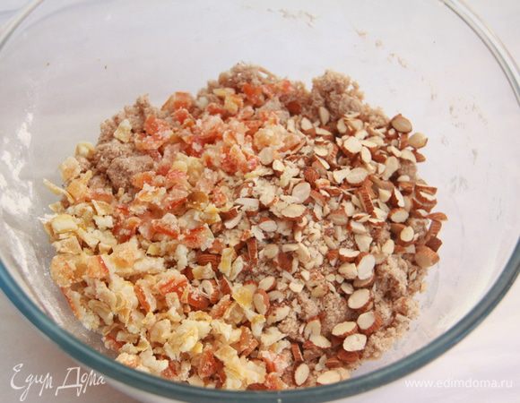 Добавить крупно рубленый миндаль и цукаты, вымесить. По необходимости добавить 1-2 столовые ложки молока.