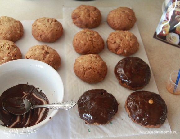 Остывшие пряники покрыть растопленным шоколадом, украсить капелькой сусального золота!