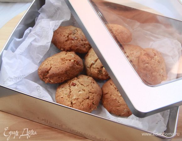 Хранить в жестяной коробке не более месяца. У нас пряники долго не залежались - очень вкусные!!!