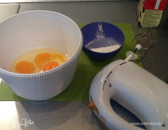 Взбиваем яйца с сахарной пудрой до увеличения в объеме в два раза.