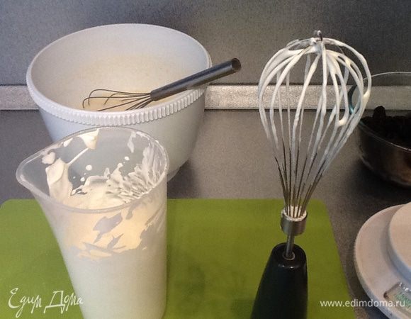 Взбиваем сливки.