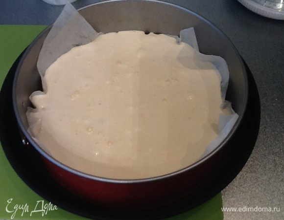 Выливаем на чернослив тесто, ставим в разогретую до 200 градусов духовку, приблизительно на 45-50 минут.