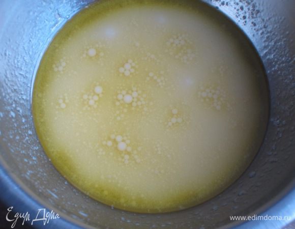 В оставшейся воде растворить сахар, дрожжи, добавить оливковое масло, хорошо размешать.