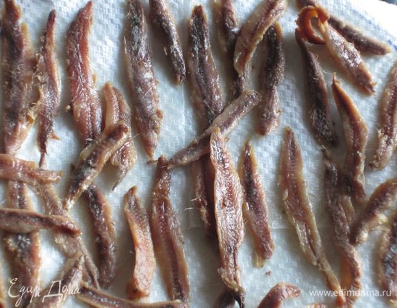 Начинка: Анчоусы выложить на бумажное полотенце.