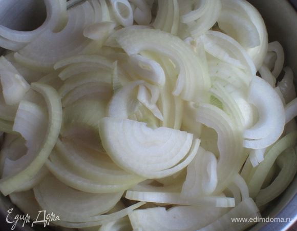 Лук почистить и нарезать тонкими полукольцами. Чеснок раздавить плоской стороной ножа. Тимьян и лавровый лист мелко порубить ножом.