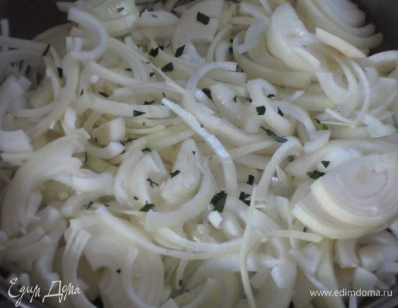 В сковороде с толстым дном разогреть оливковое масло, добавить чеснок, лук, тимьян, лавровый лист, сахар, накрыть крышкой и тушить 30 минут до прозрачности лука (если необходимо,то можно добавить немного тёплой воды). Снять с огня, вынуть чеснок, остудить.