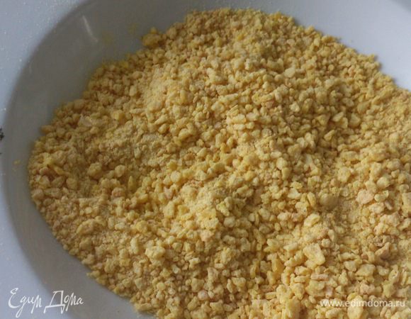 Кукурузные хлопья измельчить.