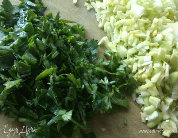 Порей и зелень мелко порезать.