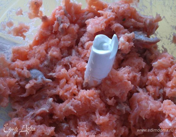 Лосось измельчить в процессоре или порезать.