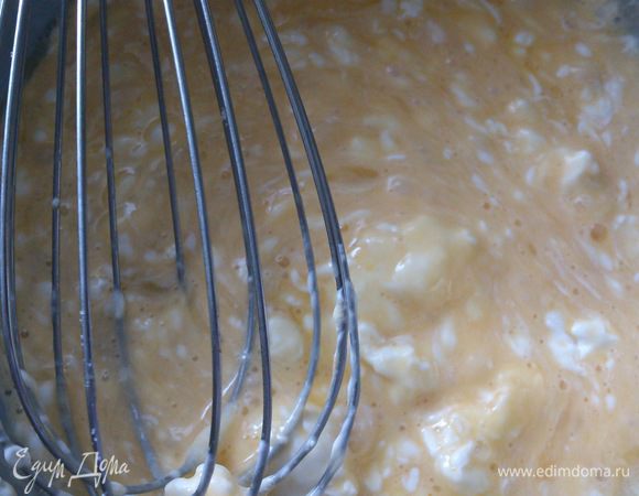 Яйца смешать с сыром и немного взбить венчиком.