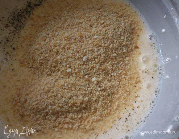 Добавить в смесь сухари и приправить солью и перцем. Смешать.