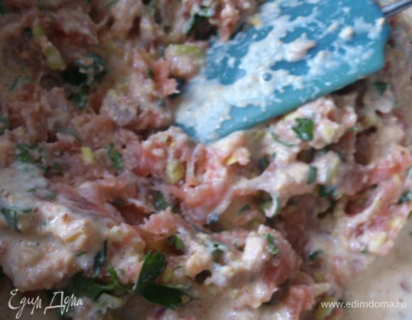 Добавить лосось, лук и зелень. Хорошо перемешать.