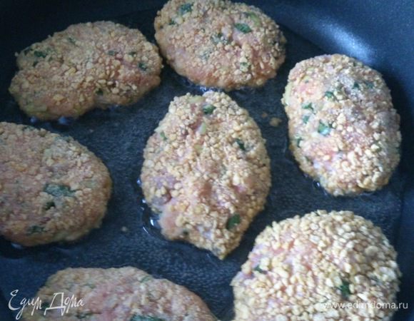 Сформировать котлетки, обвалять в хлопьях. Хорошо разогреть сковороду с растительным маслом и обжарить котлеты с двух сторон до румяной корочки. 