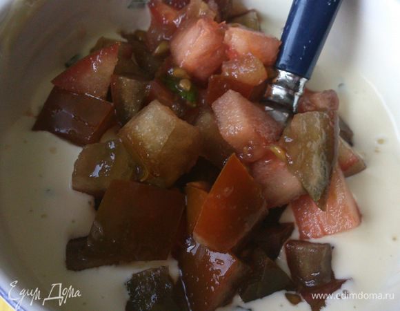 Помидоры мелко и базилик мелко порезать и смешать с остальными ингредиентами для соуса.