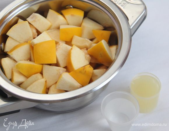 600г айвы это 2 крупных плода. Вымыть айву и нарезать на куски. Положите их в кастрюлю с лимононным соком и водой. Готовить, накрыв крышкой, на медленном огне примерно 20-25 минут.