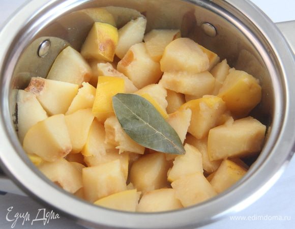 Добавить лавровый лист, стараясь погрузить его на самое дно, и пропарить ещё минут пять.